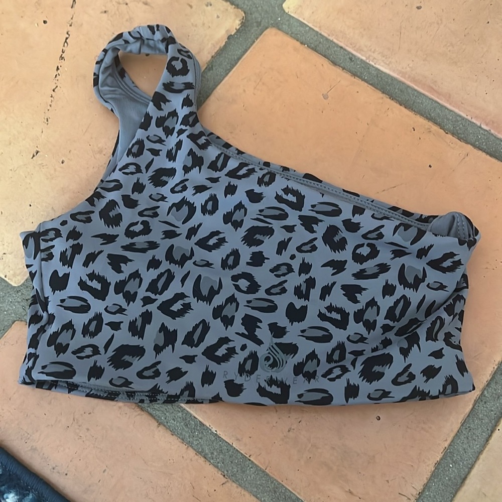 Sports bra with one shoulder strap